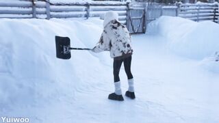 Yuiwoo: Needs A Huge Dick