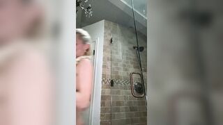 Lindsey Pelas Live shower and try-on