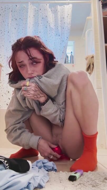Shrooms Q dildo/vibrator masturbation