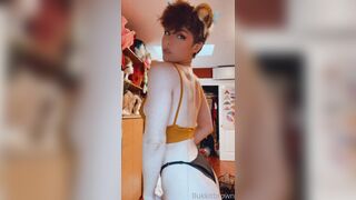 Bukkit Brоwn show body and honey ass